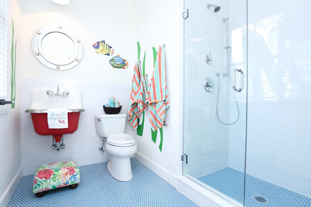 Источник вдохновения для домашнего уюта: детская ванная комната в морском стиле с душем в нише, раздельным унитазом, белой плиткой, плиткой кабанчик, белыми стенами, подвесной раковиной, синим полом и душем с распашными дверями