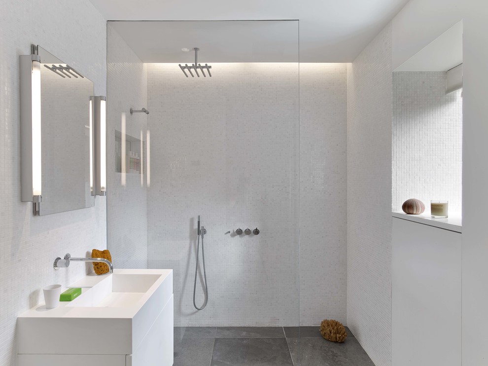 Foto de cuarto de baño moderno con armarios con paneles lisos, puertas de armario blancas, ducha empotrada, baldosas y/o azulejos blancos, baldosas y/o azulejos en mosaico, lavabo tipo consola, suelo gris y ducha abierta