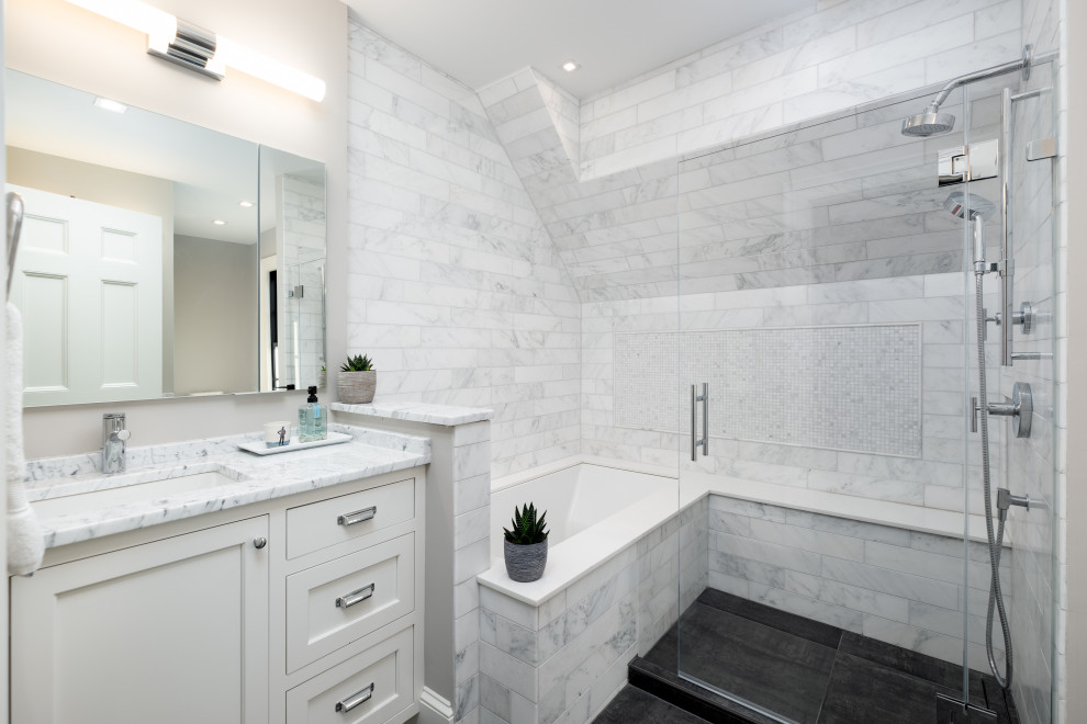 Exemple d'une salle de bain principale chic de taille moyenne avec un placard à porte affleurante, des portes de placard blanches, une baignoire encastrée, un combiné douche/baignoire, WC à poser, un carrelage blanc, du carrelage en marbre, un mur gris, un sol en carrelage de porcelaine, un lavabo encastré, un plan de toilette en marbre, un sol gris, une cabine de douche à porte battante et un plan de toilette blanc.