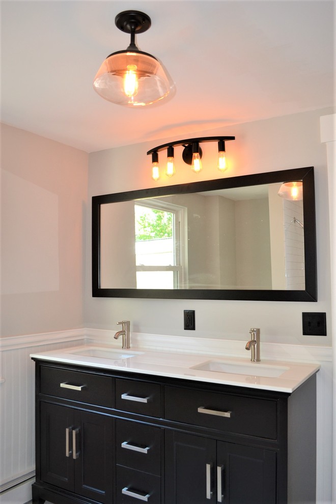 Idéer för att renovera ett mellanstort lantligt vit vitt badrum med dusch, med luckor med infälld panel, skåp i mörkt trä, vit kakel och marmorbänkskiva