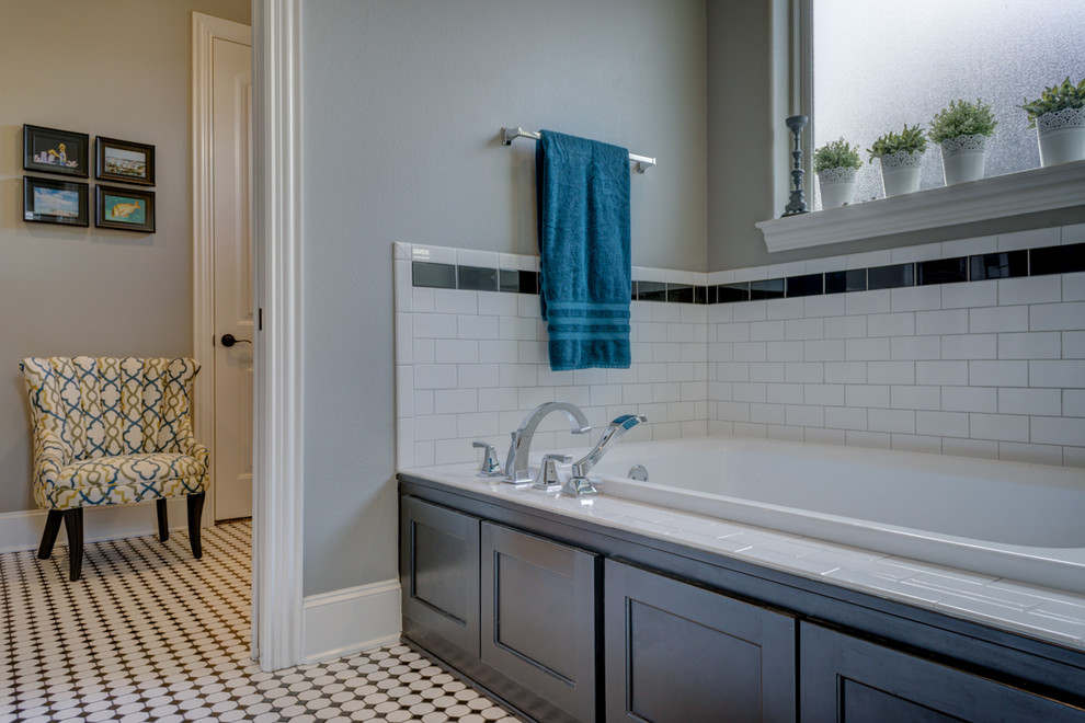 Свежая идея для дизайна: большая главная ванная комната в классическом стиле с фасадами в стиле шейкер, черными фасадами, ванной в нише, душем в нише, раздельным унитазом, черно-белой плиткой, плиткой кабанчик, желтыми стенами, полом из мозаичной плитки, врезной раковиной и столешницей из искусственного кварца - отличное фото интерьера