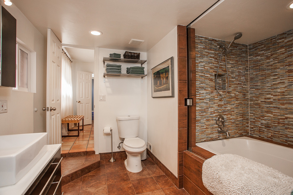 Idéer för att renovera ett mellanstort retro badrum, med ett platsbyggt badkar, en hörndusch och vita väggar
