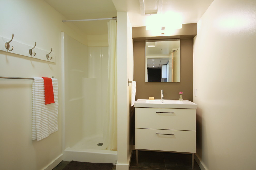 Foto di una stanza da bagno con doccia minimal di medie dimensioni con lavabo integrato, ante lisce, ante bianche, doccia alcova, piastrelle grigie, piastrelle in ceramica, pareti bianche e pavimento con piastrelle in ceramica