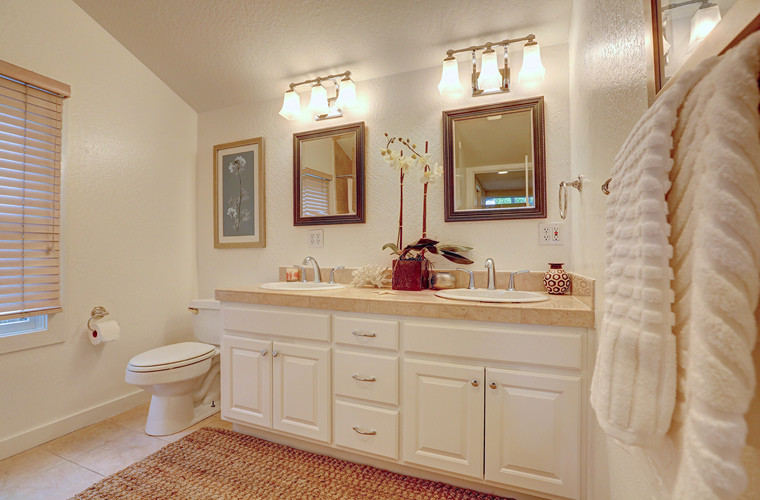 Immagine di una stanza da bagno padronale stile shabby di medie dimensioni con ante bianche, piastrelle beige, lastra di pietra, pareti bianche, pavimento con piastrelle in ceramica e top in granito