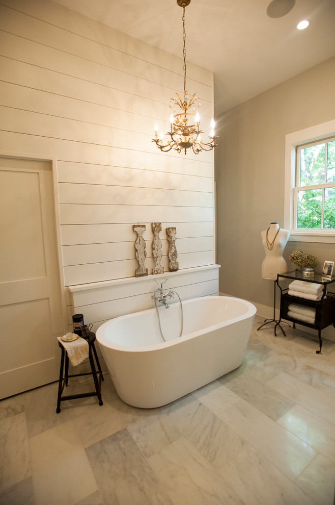 Imagen de cuarto de baño bohemio con bañera exenta, baldosas y/o azulejos blancos, paredes blancas y suelo de mármol
