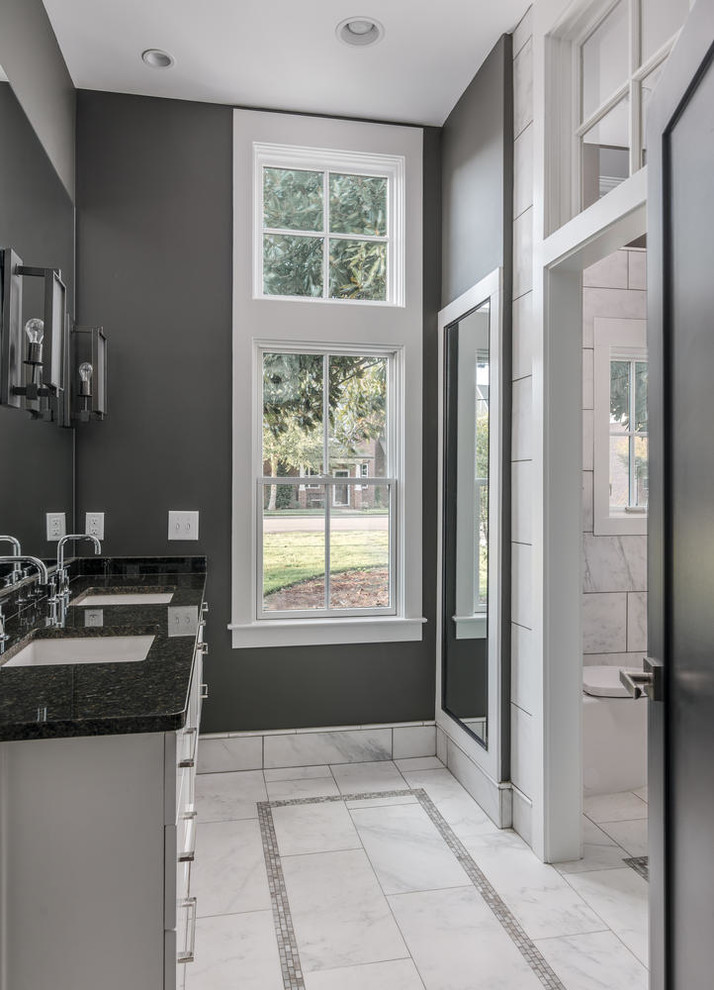 Diseño de cuarto de baño tradicional renovado con puertas de armario blancas, baldosas y/o azulejos blancos, paredes grises, lavabo bajoencimera, suelo blanco y encimeras negras