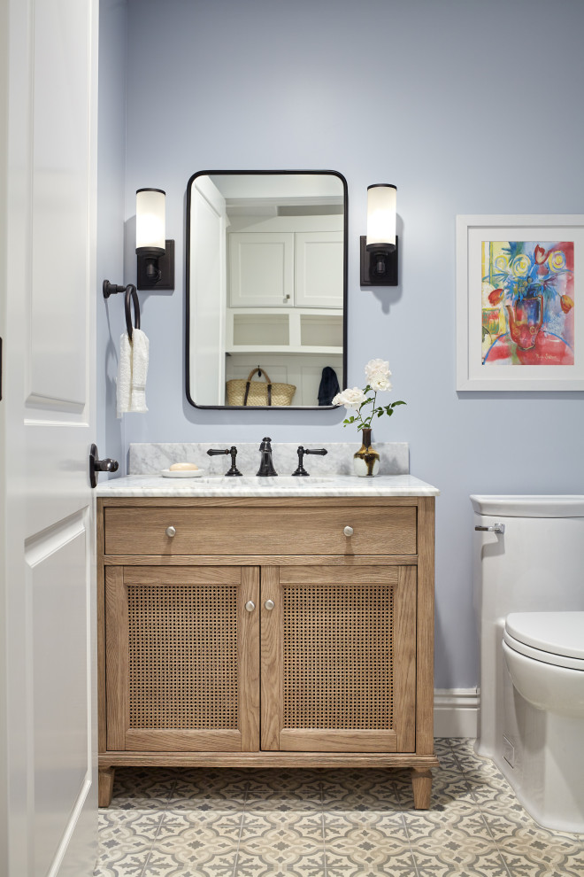 Klassisches Badezimmer mit Schrankfronten mit vertiefter Füllung, hellbraunen Holzschränken, blauer Wandfarbe, Unterbauwaschbecken, beigem Boden, weißer Waschtischplatte, Einzelwaschbecken und freistehendem Waschtisch in San Francisco