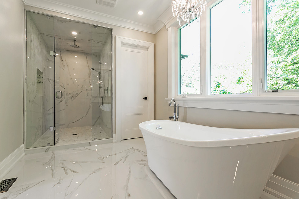 Modelo de cuarto de baño clásico renovado de tamaño medio con bañera esquinera, baldosas y/o azulejos blancos, baldosas y/o azulejos de porcelana, paredes grises, suelo de baldosas de porcelana y suelo blanco