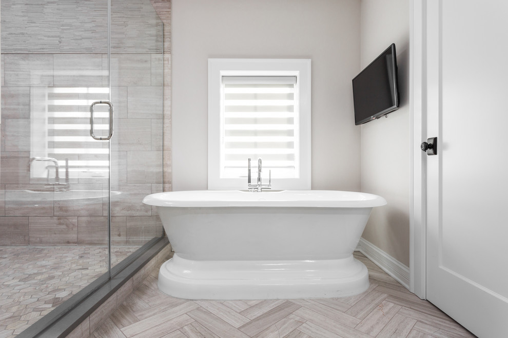 Foto di una grande stanza da bagno padronale minimalista con vasca freestanding, doccia doppia e pareti bianche