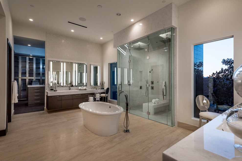 Idéer för att renovera ett stort funkis grå grått en-suite badrum, med släta luckor, bruna skåp, ett fristående badkar, en dusch i en alkov, grå kakel, marmorkakel, vita väggar, ljust trägolv, ett undermonterad handfat, marmorbänkskiva, beiget golv och dusch med gångjärnsdörr