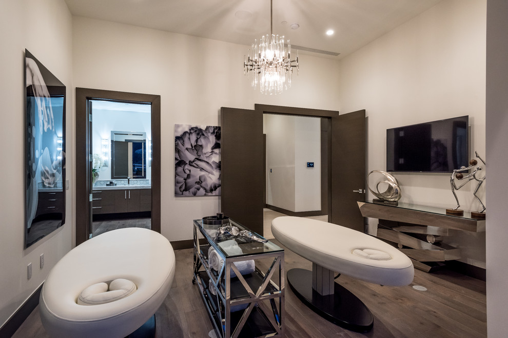 Idées déco pour une salle de bain contemporaine de taille moyenne avec un mur blanc, parquet foncé et un sol marron.