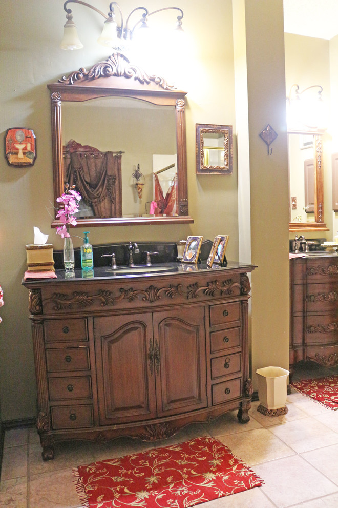 Exempel på ett medelhavsstil en-suite badrum, med möbel-liknande, skåp i mellenmörkt trä, ett badkar i en alkov, en hörndusch, beige kakel, keramikplattor, gula väggar, klinkergolv i keramik, ett integrerad handfat och granitbänkskiva