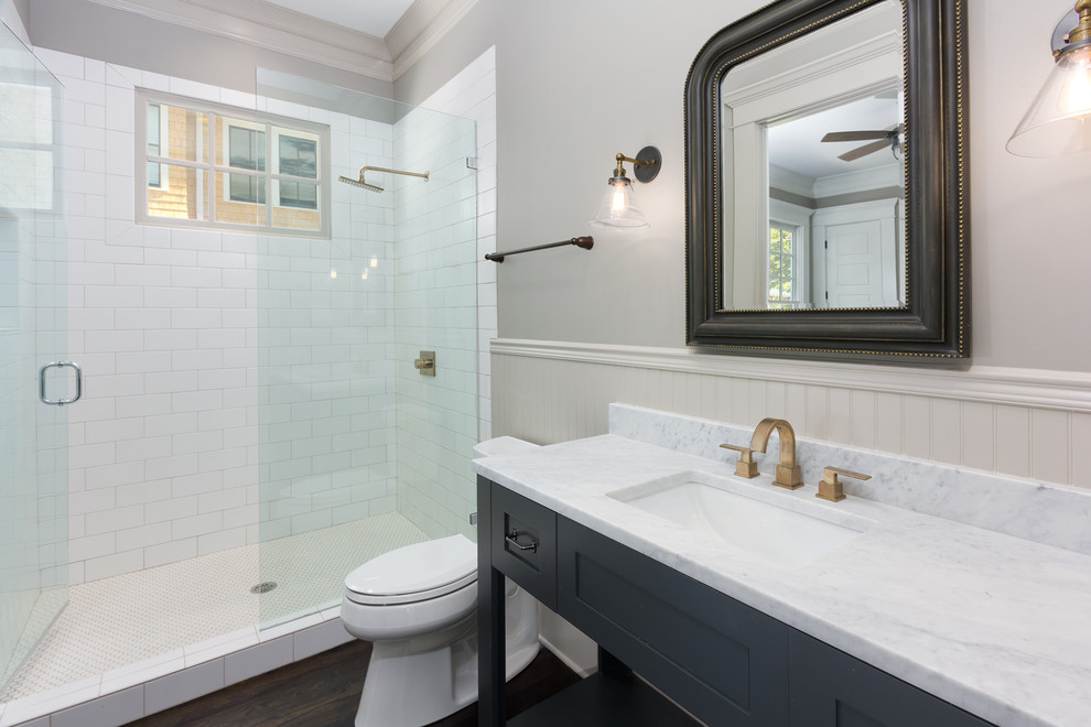 Klassisches Badezimmer mit Marmor-Waschbecken/Waschtisch und schwarzen Schränken in Atlanta