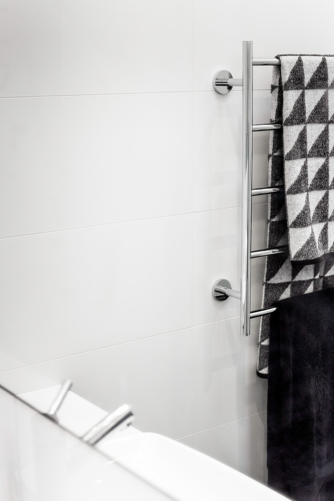 Идея дизайна: детская ванная комната среднего размера в стиле модернизм с фасадами островного типа, белыми фасадами, угловым душем, унитазом-моноблоком, белой плиткой, керамической плиткой, белыми стенами, полом из керамической плитки, настольной раковиной и столешницей из искусственного кварца