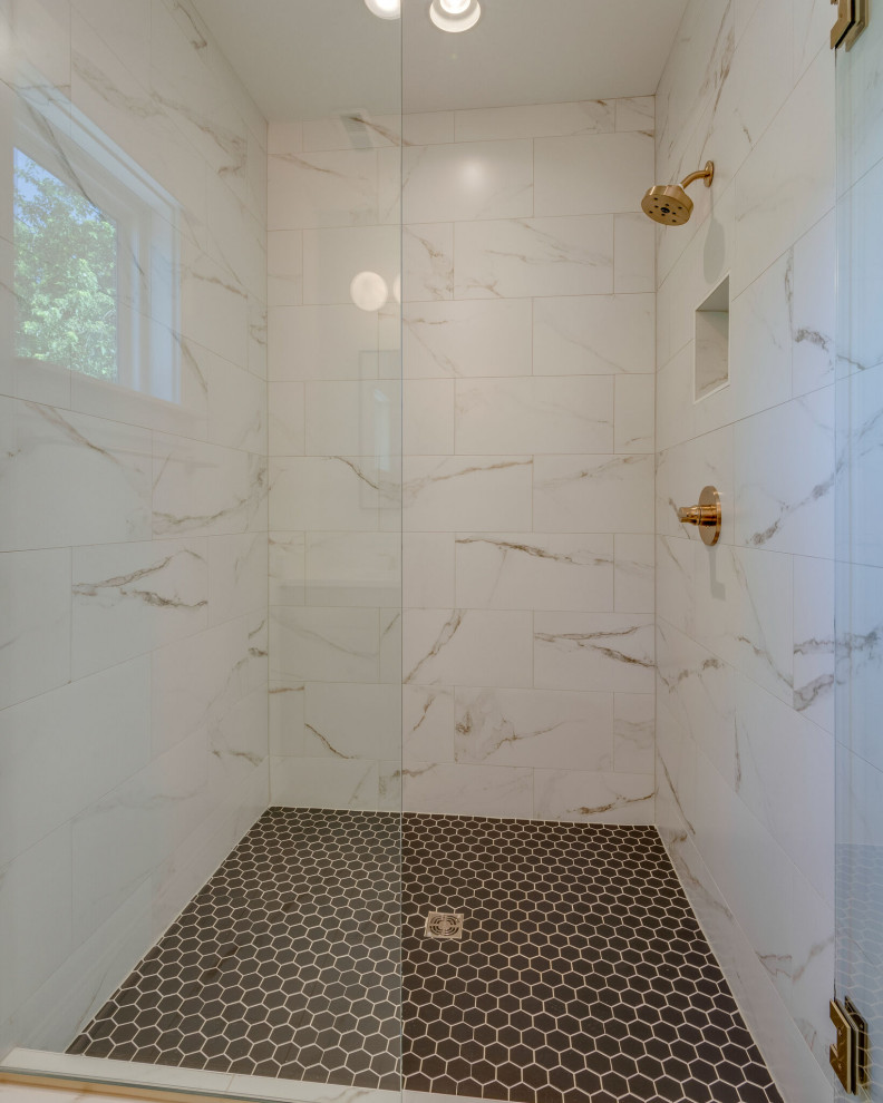 Esempio di una stanza da bagno padronale con ante in stile shaker, doccia alcova, piastrelle bianche, piastrelle in gres porcellanato, lavabo sottopiano, top in quarzo composito, pavimento nero, top bianco e due lavabi