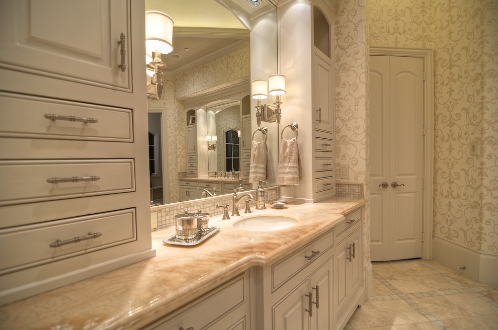 Ejemplo de cuarto de baño principal clásico de tamaño medio con armarios con paneles con relieve, puertas de armario blancas, encimera de ónix, bañera encastrada, ducha doble y suelo de travertino