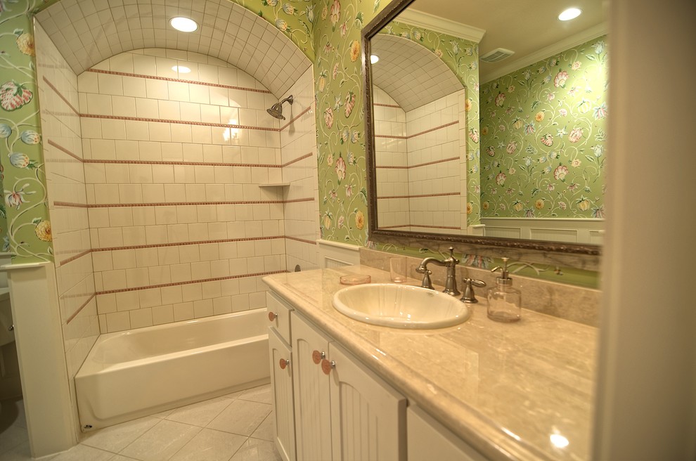 Foto på ett mellanstort vintage badrum för barn, med luckor med profilerade fronter, vita skåp, marmorbänkskiva, en dusch/badkar-kombination, vit kakel och gröna väggar