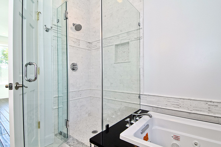 Idéer för att renovera ett mellanstort vintage en-suite badrum, med ett platsbyggt badkar, en hörndusch, grå kakel, vit kakel, stickkakel, vita väggar och marmorgolv