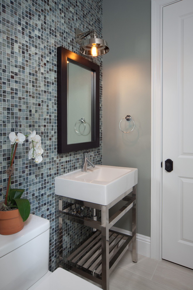Источник вдохновения для домашнего уюта: маленькая ванная комната в стиле неоклассика (современная классика) с раздельным унитазом, разноцветной плиткой, плиткой мозаикой, серыми стенами, полом из керамогранита, душевой кабиной, монолитной раковиной и бежевым полом для на участке и в саду