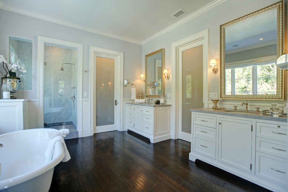 ロサンゼルスにあるトランジショナルスタイルのおしゃれな浴室 (置き型浴槽、濃色無垢フローリング、トイレ室) の写真