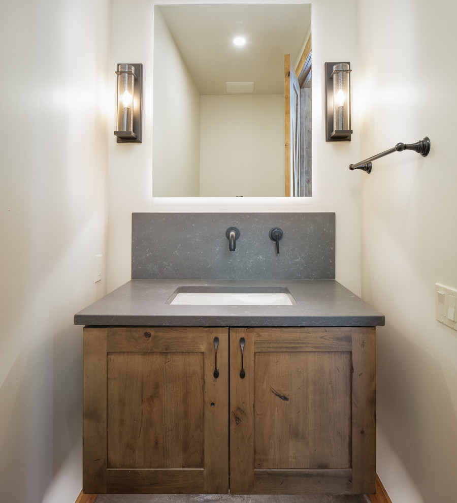 Modelo de cuarto de baño rústico pequeño con armarios estilo shaker, puertas de armario de madera oscura, encimera de cuarzo compacto y encimeras grises