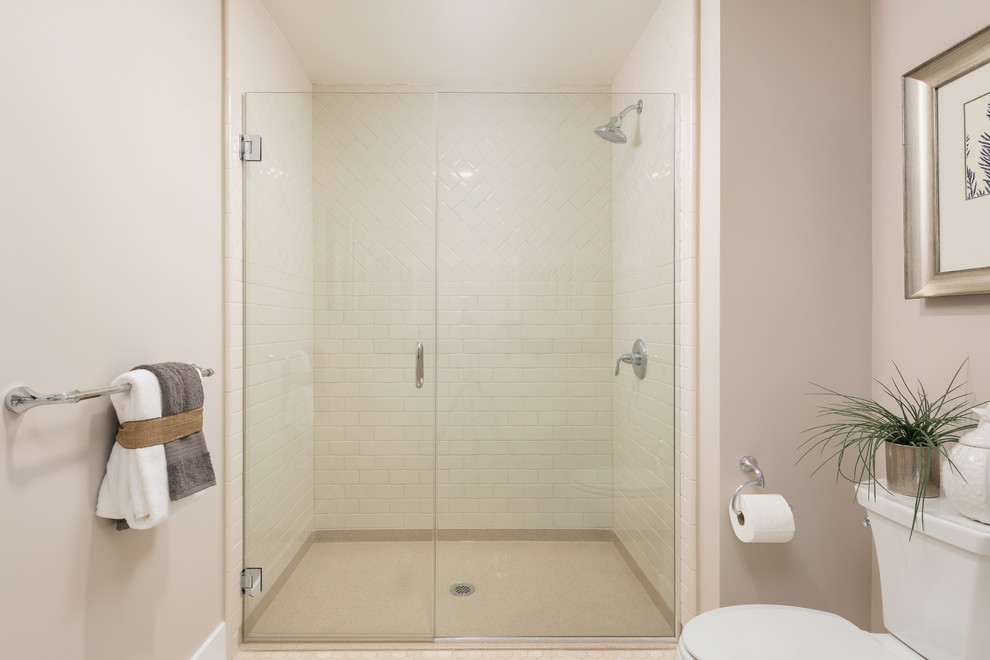 Immagine di una stanza da bagno padronale classica con ante in stile shaker, ante in legno bruno, doccia a filo pavimento, WC a due pezzi, pareti beige, lavabo sottopiano e top in marmo