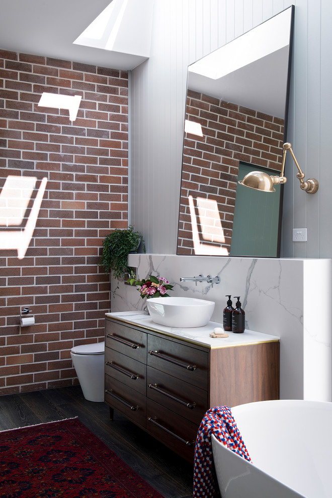 シドニーにあるモダンスタイルのおしゃれな浴室 (中間色木目調キャビネット、置き型浴槽、白いタイル、磁器タイル、白い壁、濃色無垢フローリング、茶色い床、白い洗面カウンター) の写真