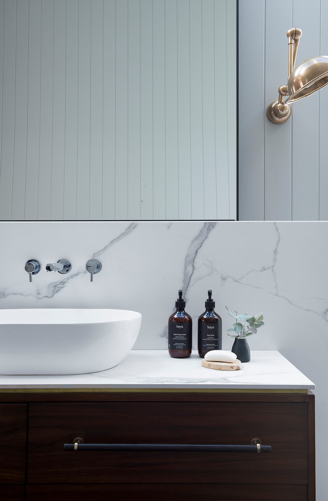Modelo de cuarto de baño moderno con baldosas y/o azulejos blancos, baldosas y/o azulejos de porcelana y encimeras blancas