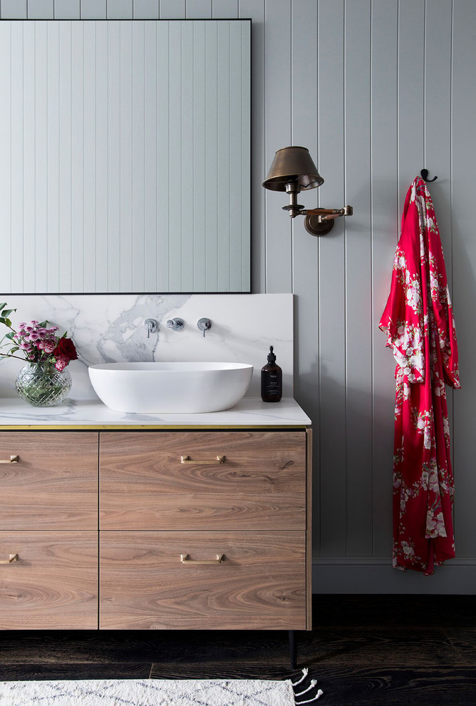 Modernes Badezimmer mit hellbraunen Holzschränken, weißen Fliesen, Porzellanfliesen, weißer Wandfarbe, dunklem Holzboden, braunem Boden und weißer Waschtischplatte in Sydney