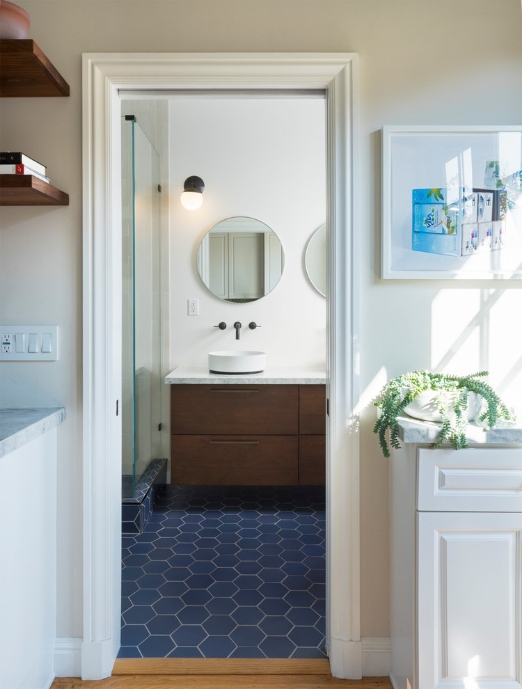 Idées déco pour une salle de bain éclectique en bois brun de taille moyenne avec un placard en trompe-l'oeil, une douche d'angle, WC séparés, un carrelage beige, des carreaux de céramique, un mur blanc, un sol en carrelage de céramique, une vasque, un plan de toilette en quartz modifié, un sol bleu, une cabine de douche à porte battante et un plan de toilette gris.
