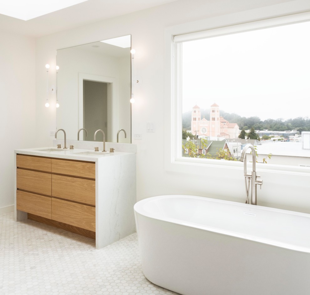 Свежая идея для дизайна: большая главная ванная комната в современном стиле с плоскими фасадами, светлыми деревянными фасадами, отдельно стоящей ванной, белыми стенами, полом из мозаичной плитки, врезной раковиной, мраморной столешницей, разноцветным полом, белой столешницей, душем в нише и открытым душем - отличное фото интерьера