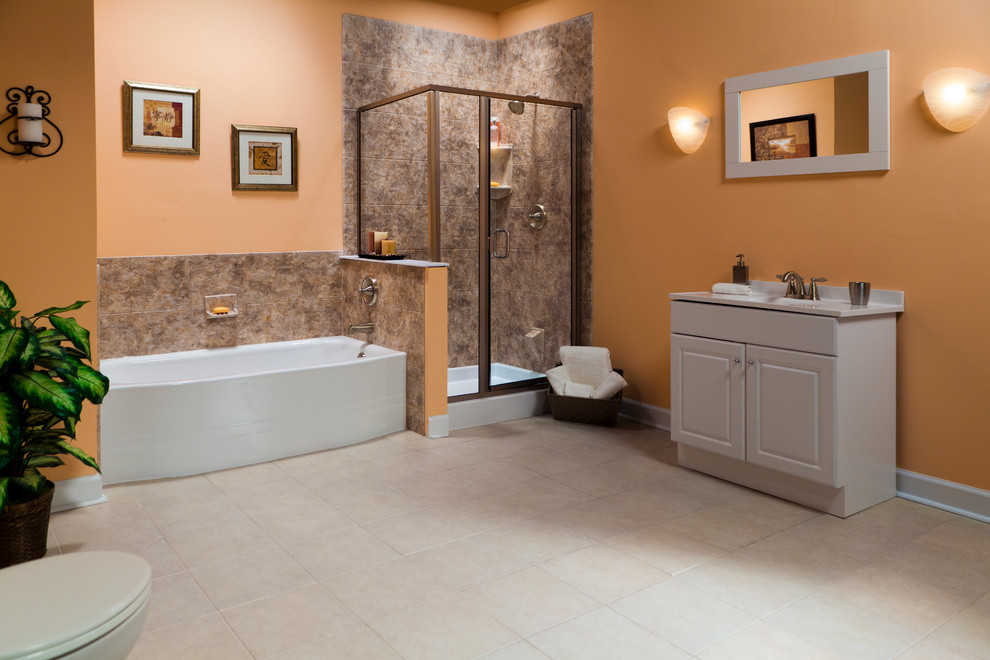 Источник вдохновения для домашнего уюта: большая главная ванная комната в стиле неоклассика (современная классика) с отдельно стоящей ванной, угловым душем, раздельным унитазом, коричневой плиткой, керамогранитной плиткой, оранжевыми стенами, полом из керамической плитки, врезной раковиной, бежевым полом, душем с распашными дверями, фасадами с выступающей филенкой и бежевыми фасадами