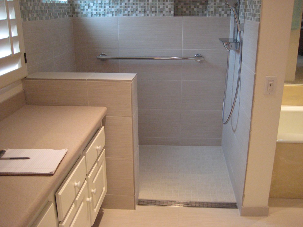 Immagine di una stanza da bagno con doccia minimalista di medie dimensioni con doccia a filo pavimento, piastrelle beige, piastrelle in travertino, pareti beige, pavimento in travertino, pavimento beige e porta doccia a battente