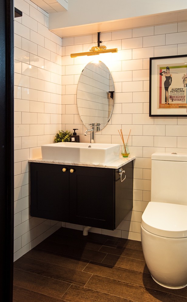 Источник вдохновения для домашнего уюта: ванная комната в стиле неоклассика (современная классика) с настольной раковиной, черными фасадами, белой плиткой, плиткой кабанчик и темным паркетным полом