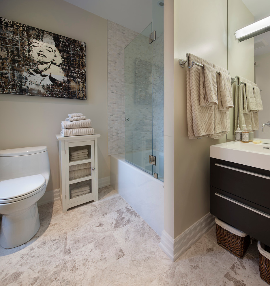 Idée de décoration pour une salle de bain design en bois foncé avec un lavabo intégré, un placard à porte plane, une baignoire en alcôve, un combiné douche/baignoire et un carrelage gris.