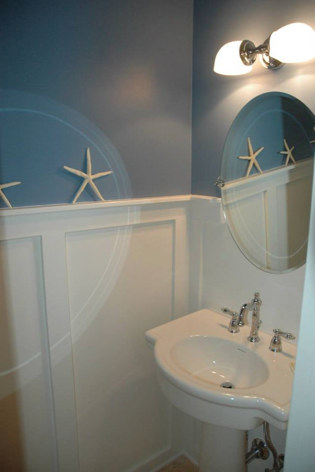 Inspiration för små maritima badrum, med vita skåp, blå väggar, travertin golv, ett piedestal handfat och beiget golv