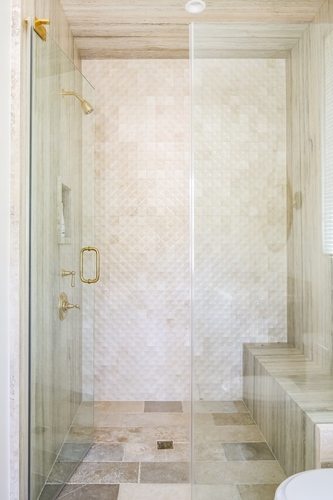 Esempio di una stanza da bagno mediterranea con doccia alcova, piastrelle beige, piastrelle in travertino e porta doccia a battente