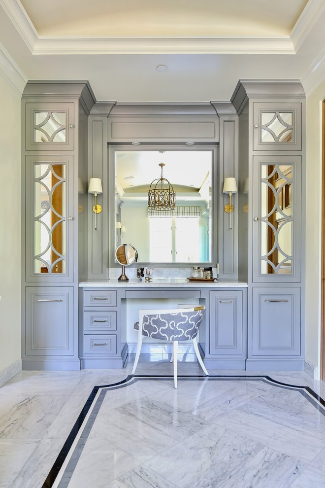 Источник вдохновения для домашнего уюта: огромная главная ванная комната в средиземноморском стиле с фасадами с утопленной филенкой, синими фасадами, отдельно стоящей ванной, душем в нише, мраморной плиткой, белыми стенами, мраморным полом, врезной раковиной, мраморной столешницей, белым полом, душем с распашными дверями и белой столешницей