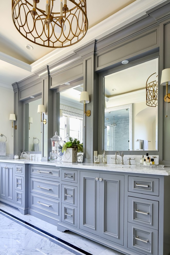 Стильный дизайн: огромная главная ванная комната в средиземноморском стиле с фасадами с утопленной филенкой, синими фасадами, отдельно стоящей ванной, душем в нише, мраморной плиткой, белыми стенами, мраморным полом, врезной раковиной, мраморной столешницей, белым полом, душем с распашными дверями и белой столешницей - последний тренд