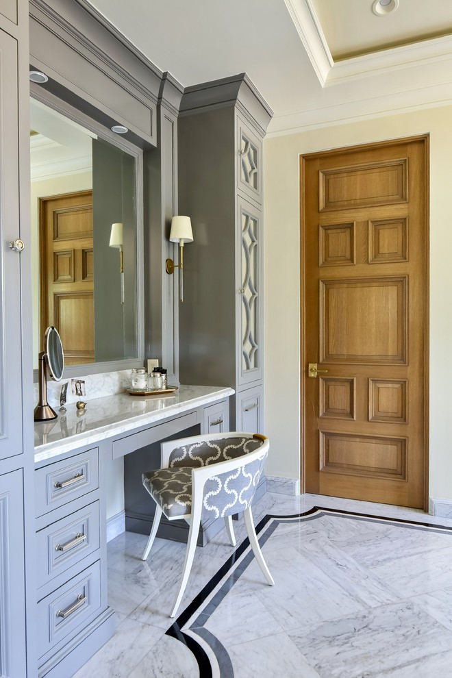 Свежая идея для дизайна: огромная главная ванная комната в средиземноморском стиле с фасадами с утопленной филенкой, синими фасадами, отдельно стоящей ванной, душем в нише, мраморной плиткой, белыми стенами, мраморным полом, врезной раковиной, мраморной столешницей, белым полом, душем с распашными дверями и белой столешницей - отличное фото интерьера