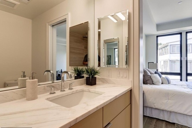 Стильный дизайн: главная ванная комната среднего размера в стиле модернизм с плоскими фасадами, желтыми фасадами и мраморной столешницей - последний тренд