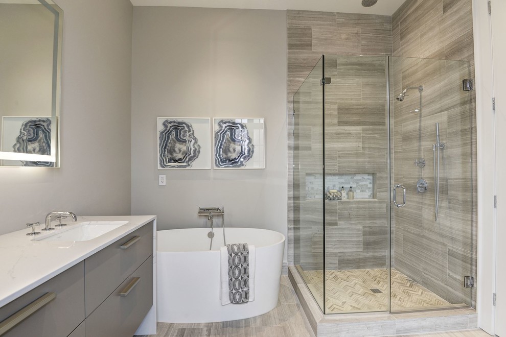 Idéer för ett modernt en-suite badrum, med släta luckor, grå skåp, ett fristående badkar, en hörndusch, grå kakel, grå väggar, ett undermonterad handfat, bänkskiva i kvarts, grått golv och med dusch som är öppen