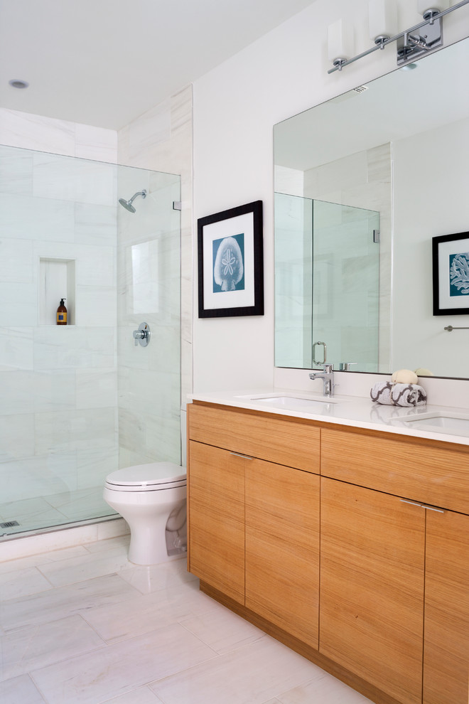 Пример оригинального дизайна: ванная комната в современном стиле с плоскими фасадами, фасадами цвета дерева среднего тона и душем в нише