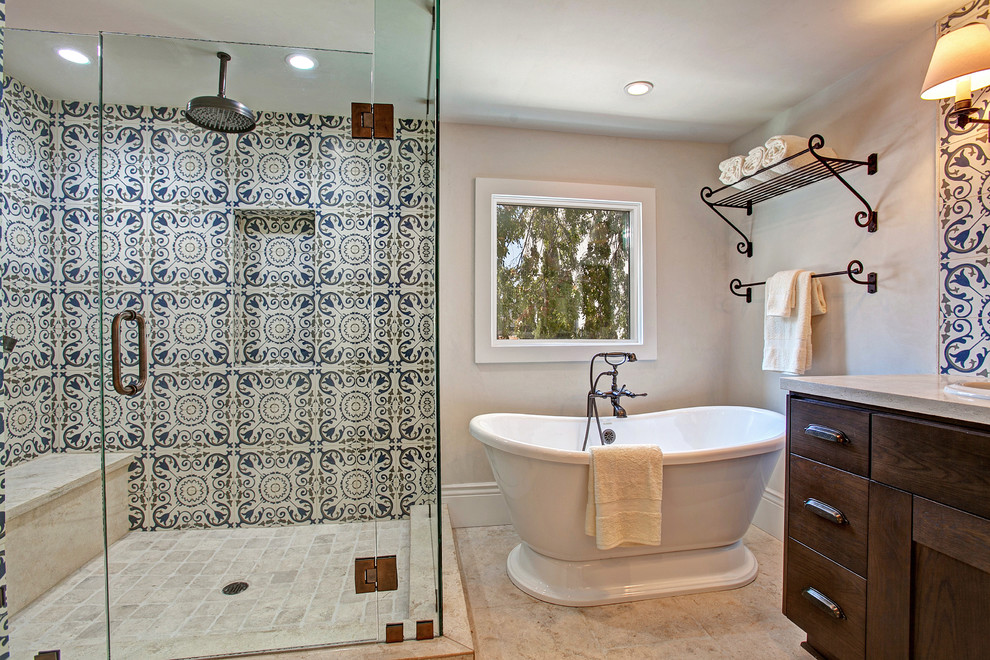 Klassisches Badezimmer mit freistehender Badewanne in San Diego