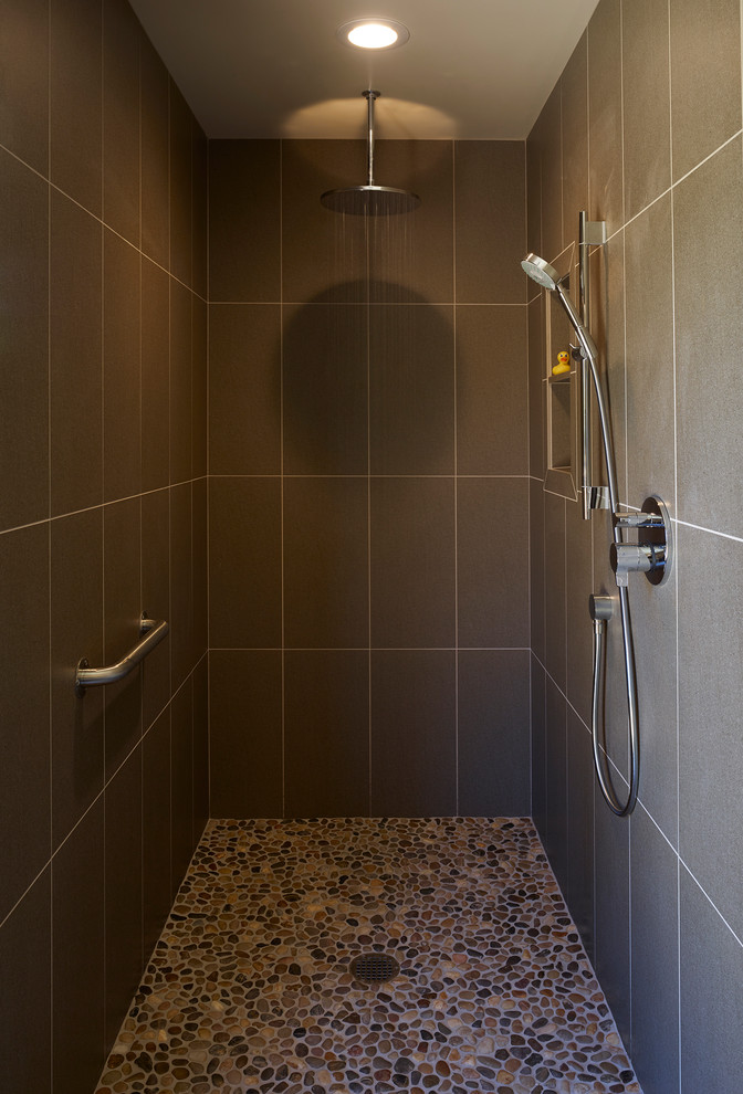 Ispirazione per una stanza da bagno padronale minimal con doccia aperta, piastrelle grigie e piastrelle in gres porcellanato