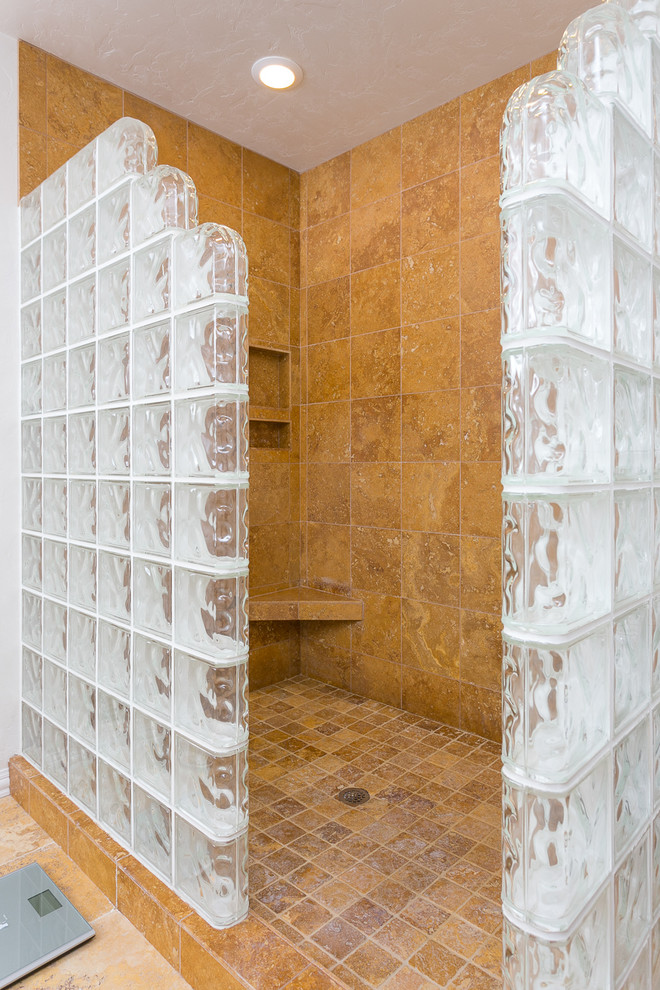 Inspiration för mycket stora klassiska en-suite badrum, med ett piedestal handfat, en öppen dusch, en toalettstol med hel cisternkåpa, beige kakel, keramikplattor, vita väggar och klinkergolv i keramik
