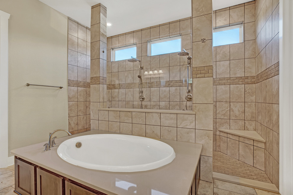 Пример оригинального дизайна: большая главная ванная комната в классическом стиле с фасадами с утопленной филенкой, фасадами цвета дерева среднего тона, накладной ванной, открытым душем, раздельным унитазом, бежевой плиткой, коричневой плиткой, керамогранитной плиткой, бежевыми стенами, полом из керамогранита, врезной раковиной, столешницей из ламината, бежевым полом, открытым душем и бежевой столешницей