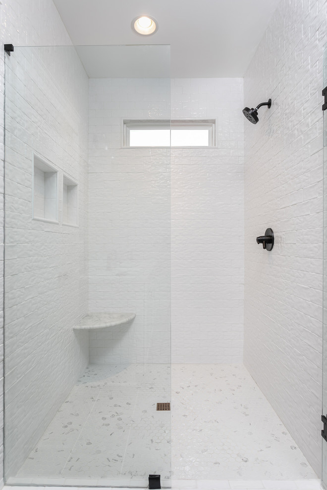 Источник вдохновения для домашнего уюта: ванная комната в современном стиле с душем в нише, белой плиткой, плиткой кабанчик, белыми стенами, душевой кабиной и душем с распашными дверями