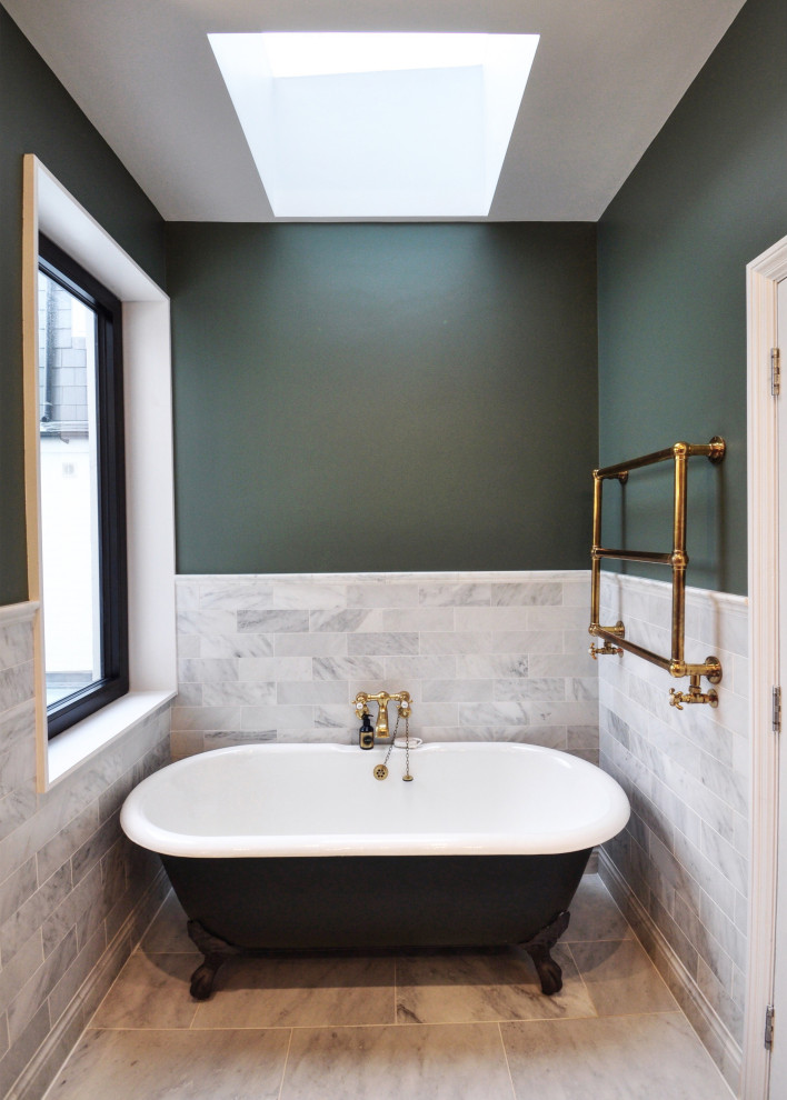 Foto på ett stort funkis en-suite badrum, med ett fristående badkar och vitt golv