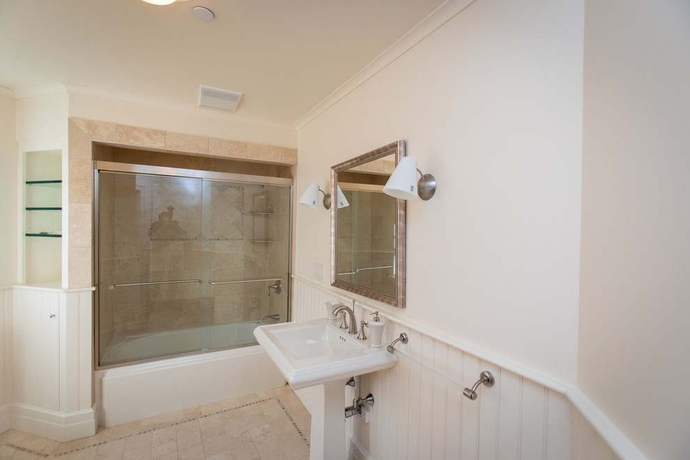 Idee per una grande stanza da bagno padronale tradizionale con vasca ad alcova, vasca/doccia e piastrelle bianche